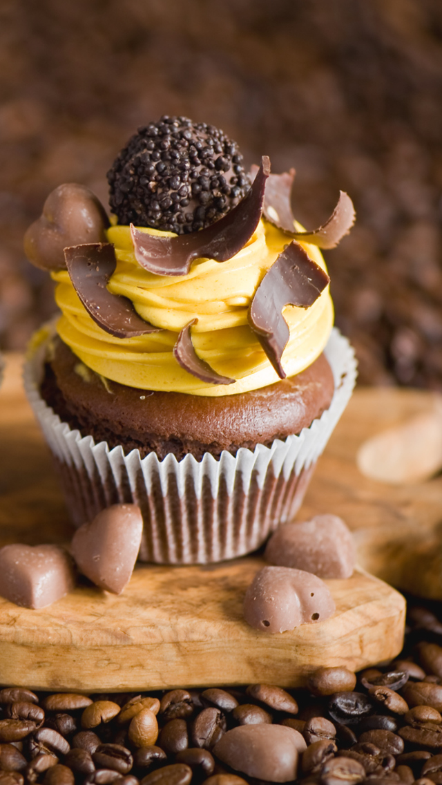 Fondo de pantalla Cream And Chocolate Cupcakes 640x1136