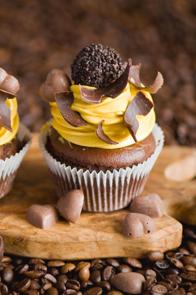 Cream And Chocolate Cupcakes screenshot #1 640x960