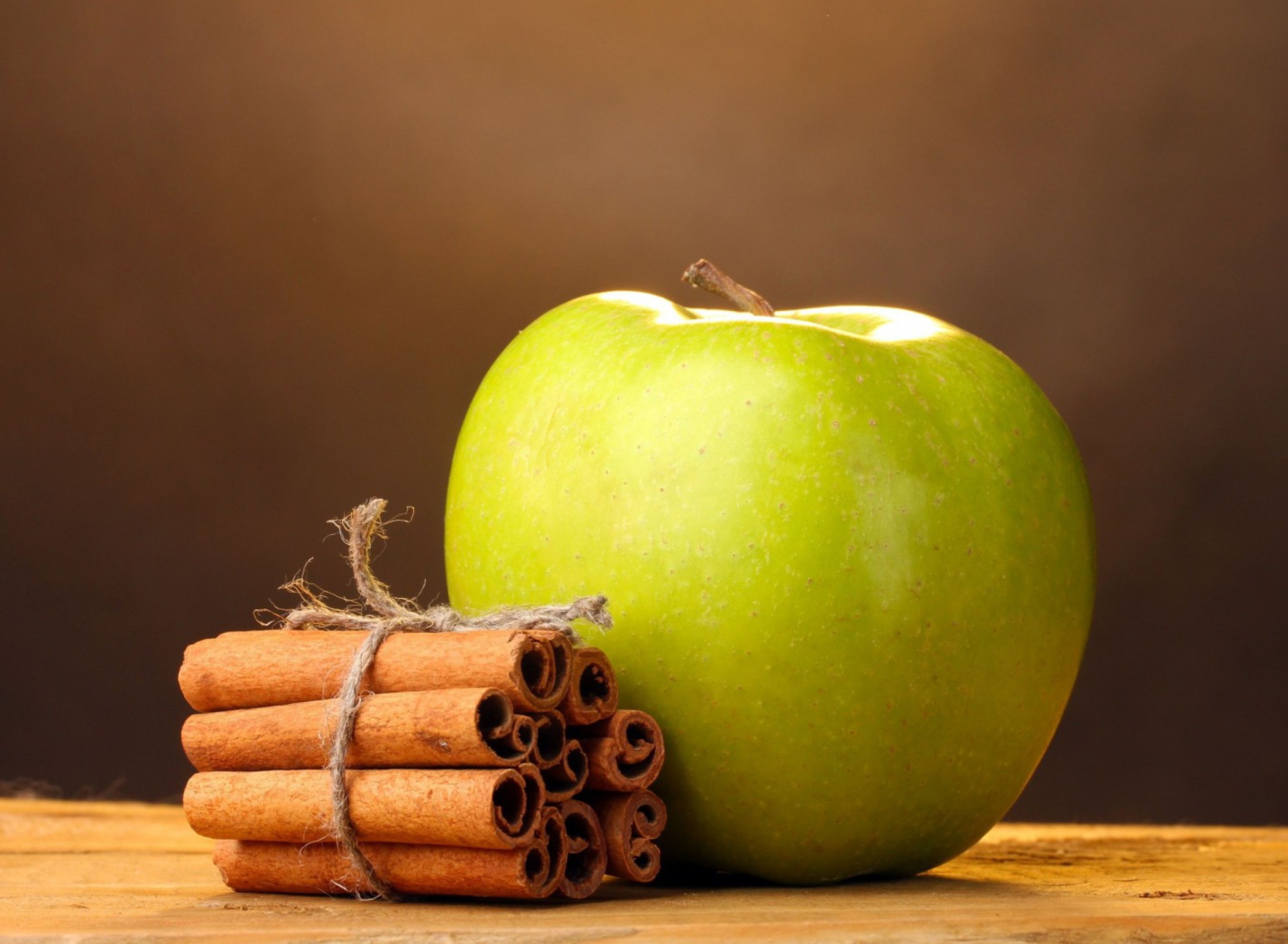 Green Apple And Cinnamon Steaks wallpaper 1920x1408