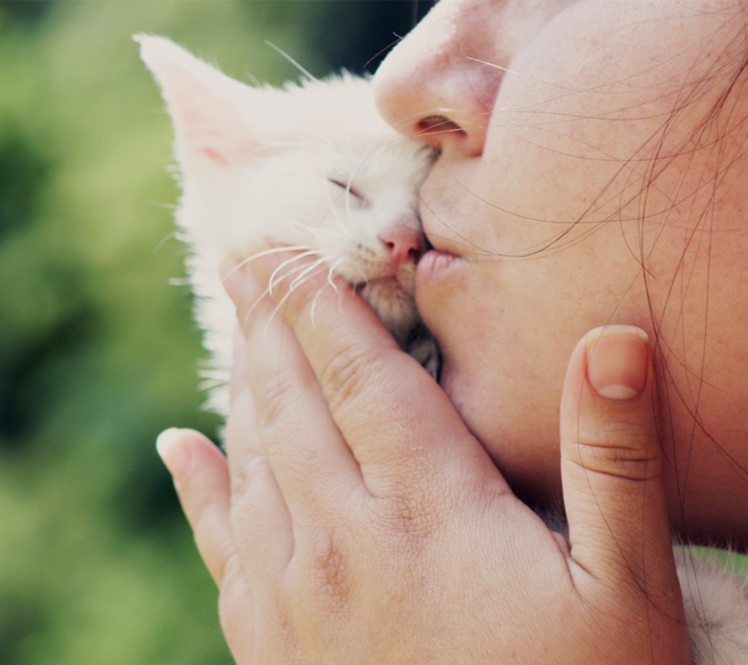 Sfondi Girl Kissing Kitten 1080x960