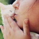 Fondo de pantalla Girl Kissing Kitten 128x128