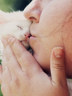 Fondo de pantalla Girl Kissing Kitten 240x320