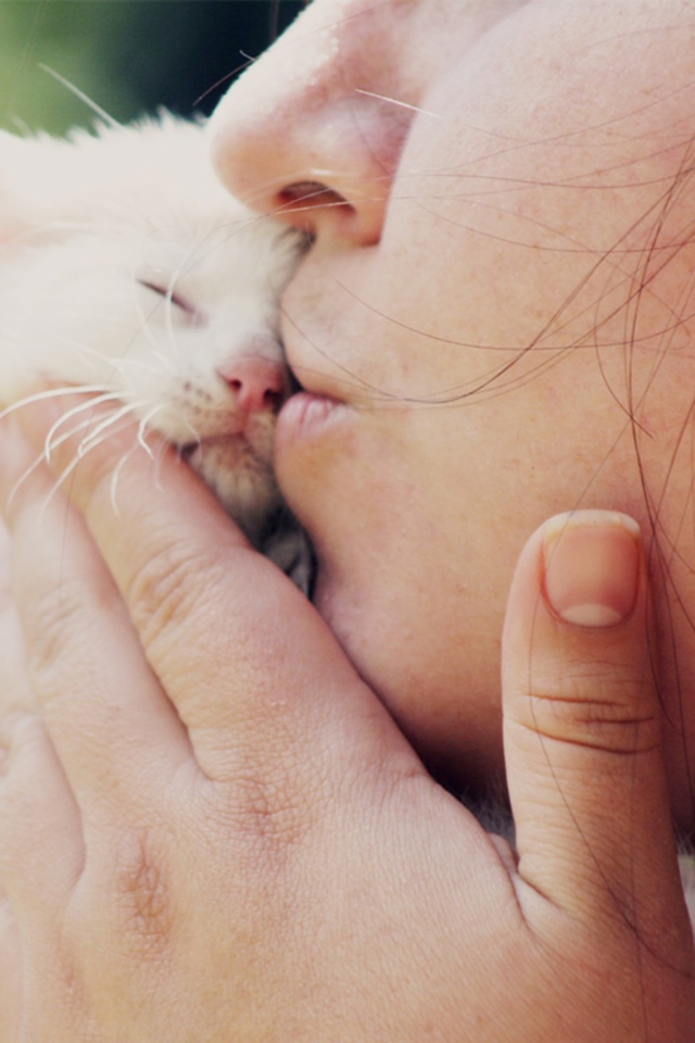 Girl Kissing Kitten screenshot #1 640x960