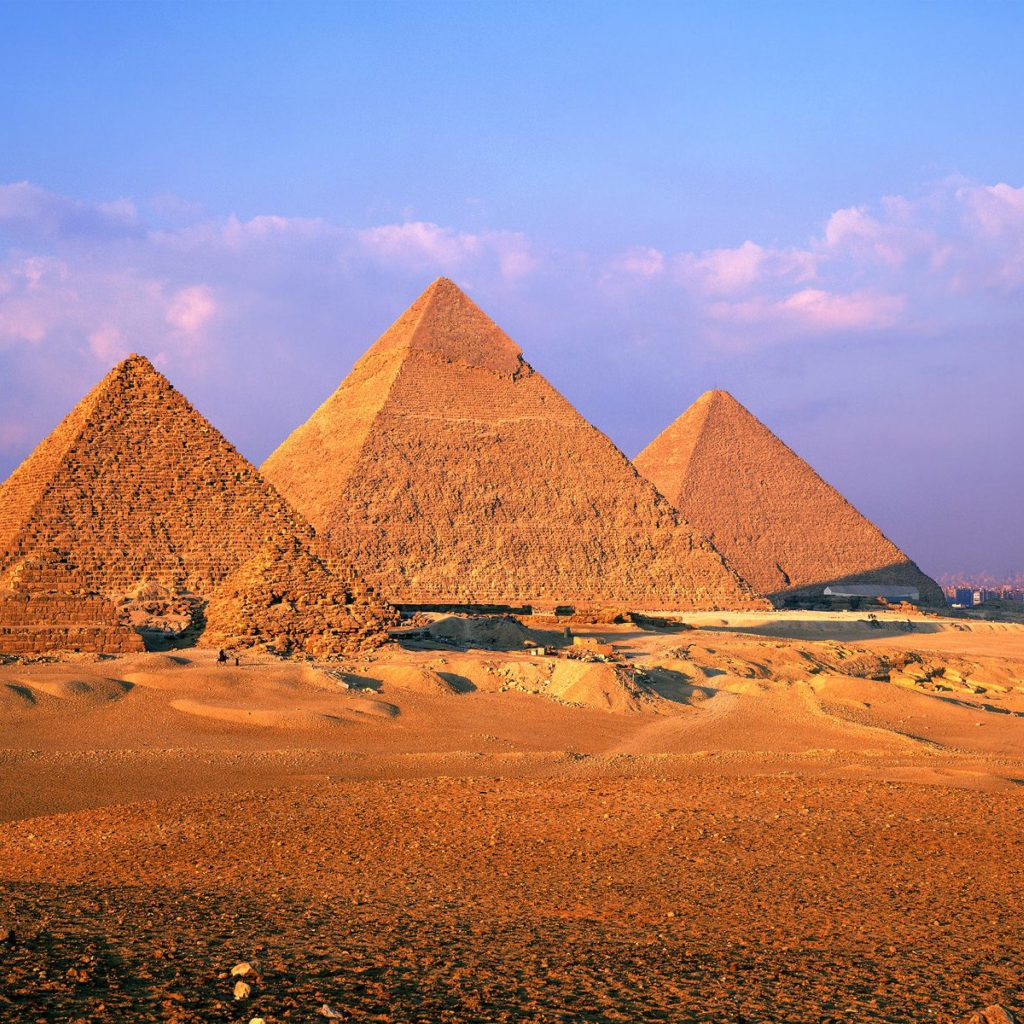 Das Nubian Pyramids Wallpaper 1024x1024