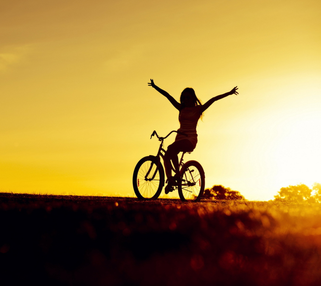 Fondo de pantalla Bicycle Ride At Golden Sunset 1080x960