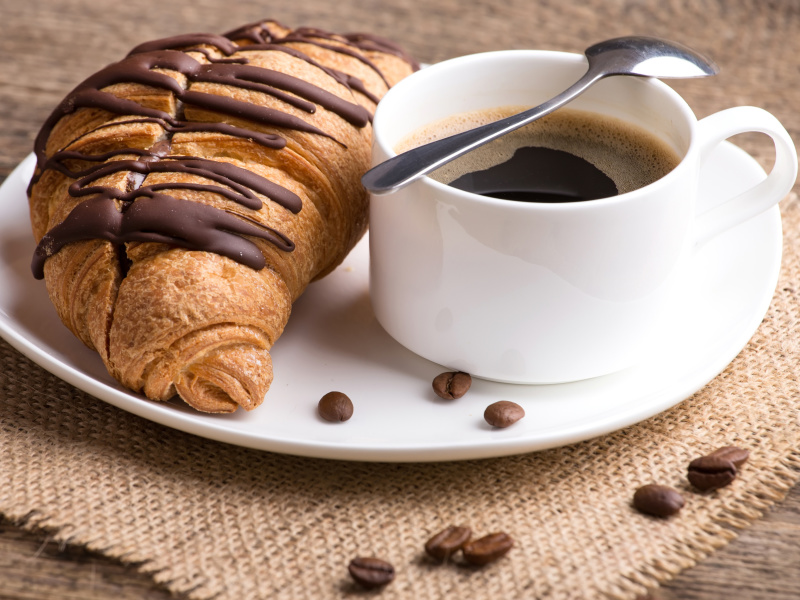 Breakfast-with-Croissant-800x600.jpg