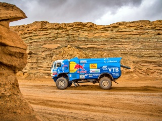 Das Kamaz Rally Car Wallpaper 320x240