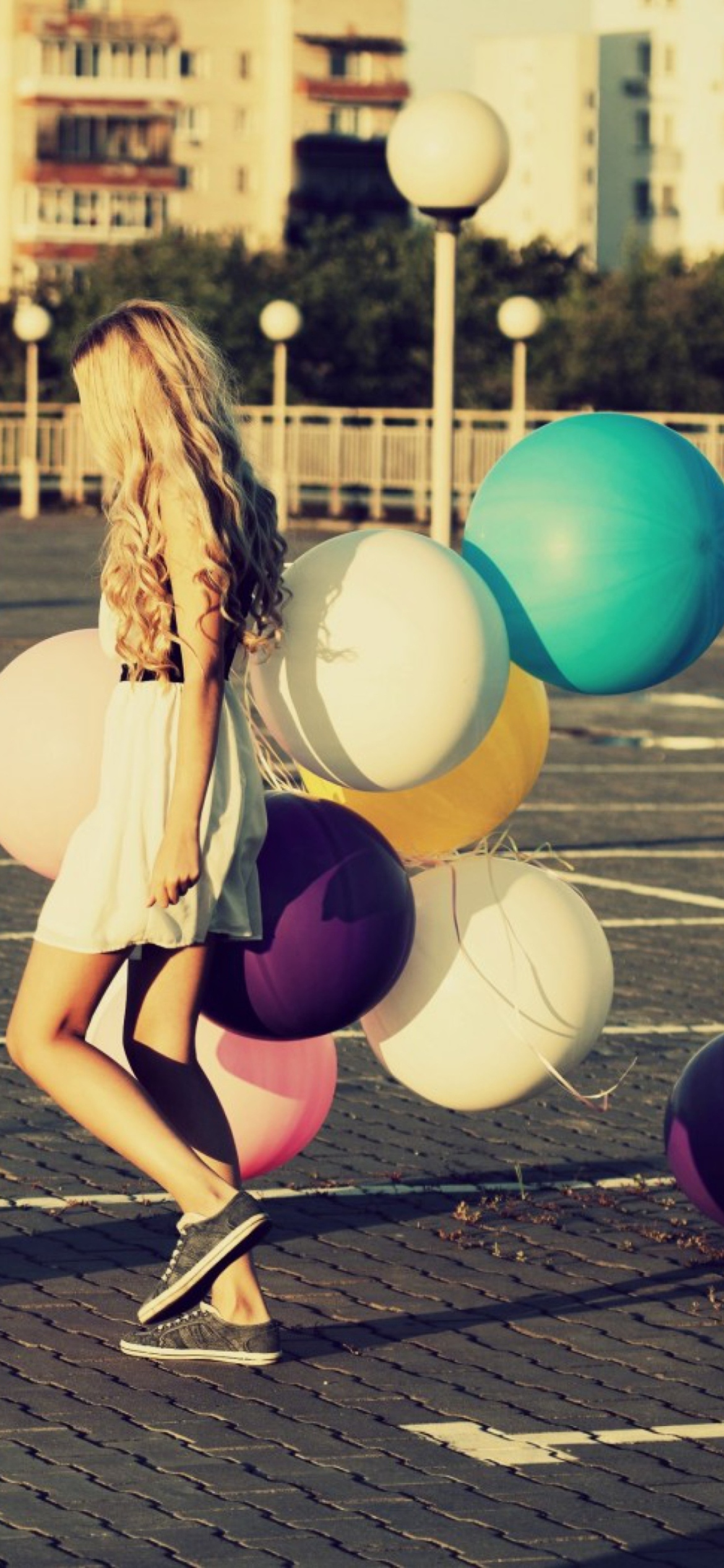 Sfondi Happy Girl With Colorful Balloons 1170x2532