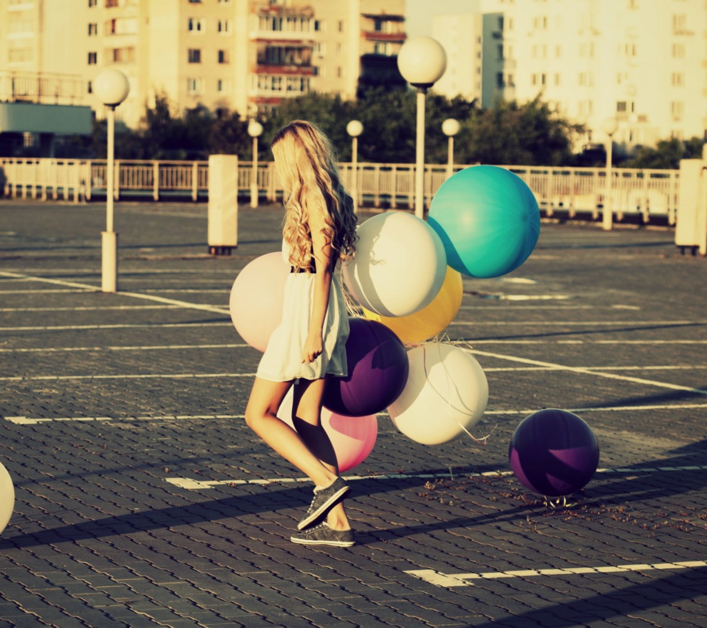 Fondo de pantalla Happy Girl With Colorful Balloons 1440x1280