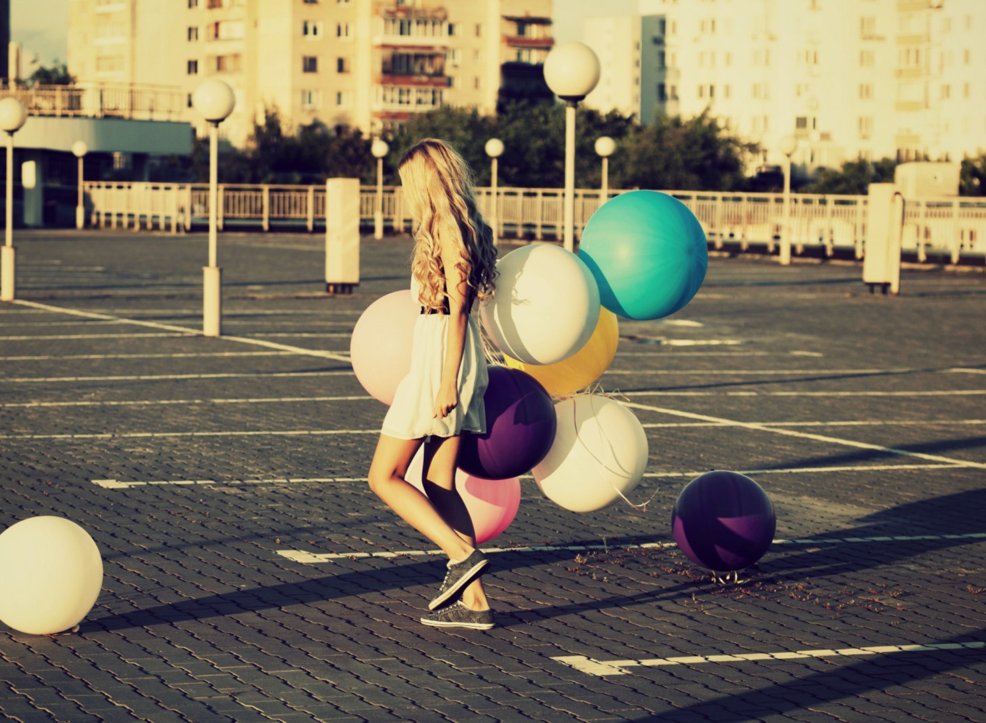 Das Happy Girl With Colorful Balloons Wallpaper 1920x1408