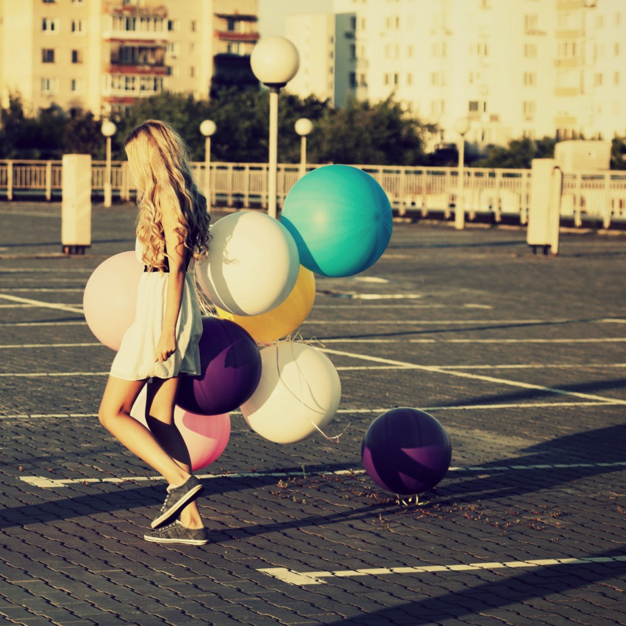 Fondo de pantalla Happy Girl With Colorful Balloons 2048x2048