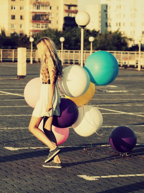 Обои Happy Girl With Colorful Balloons 480x640