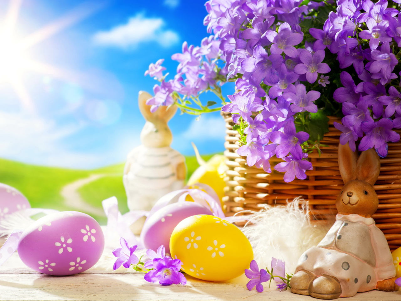 Das Easter Rabbit And Purple Flowers Wallpaper 1280x960