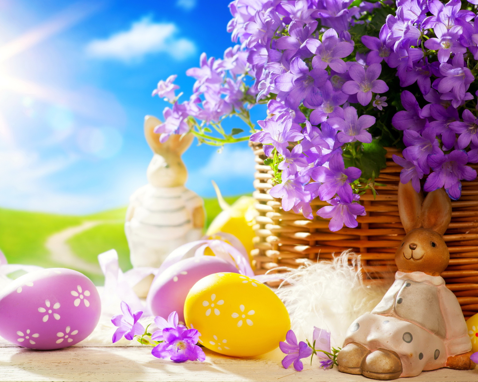 Fondo de pantalla Easter Rabbit And Purple Flowers 1600x1280