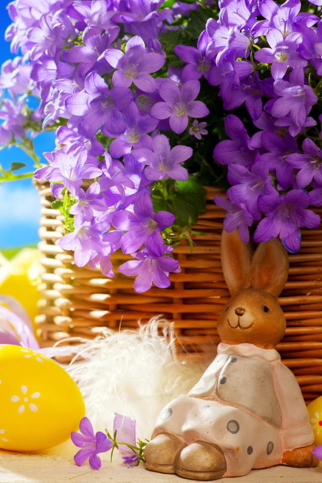 Das Easter Rabbit And Purple Flowers Wallpaper 640x960