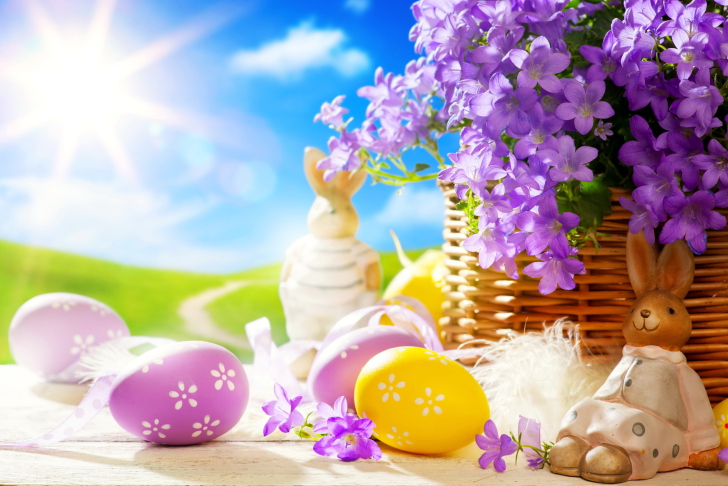 Das Easter Rabbit And Purple Flowers Wallpaper