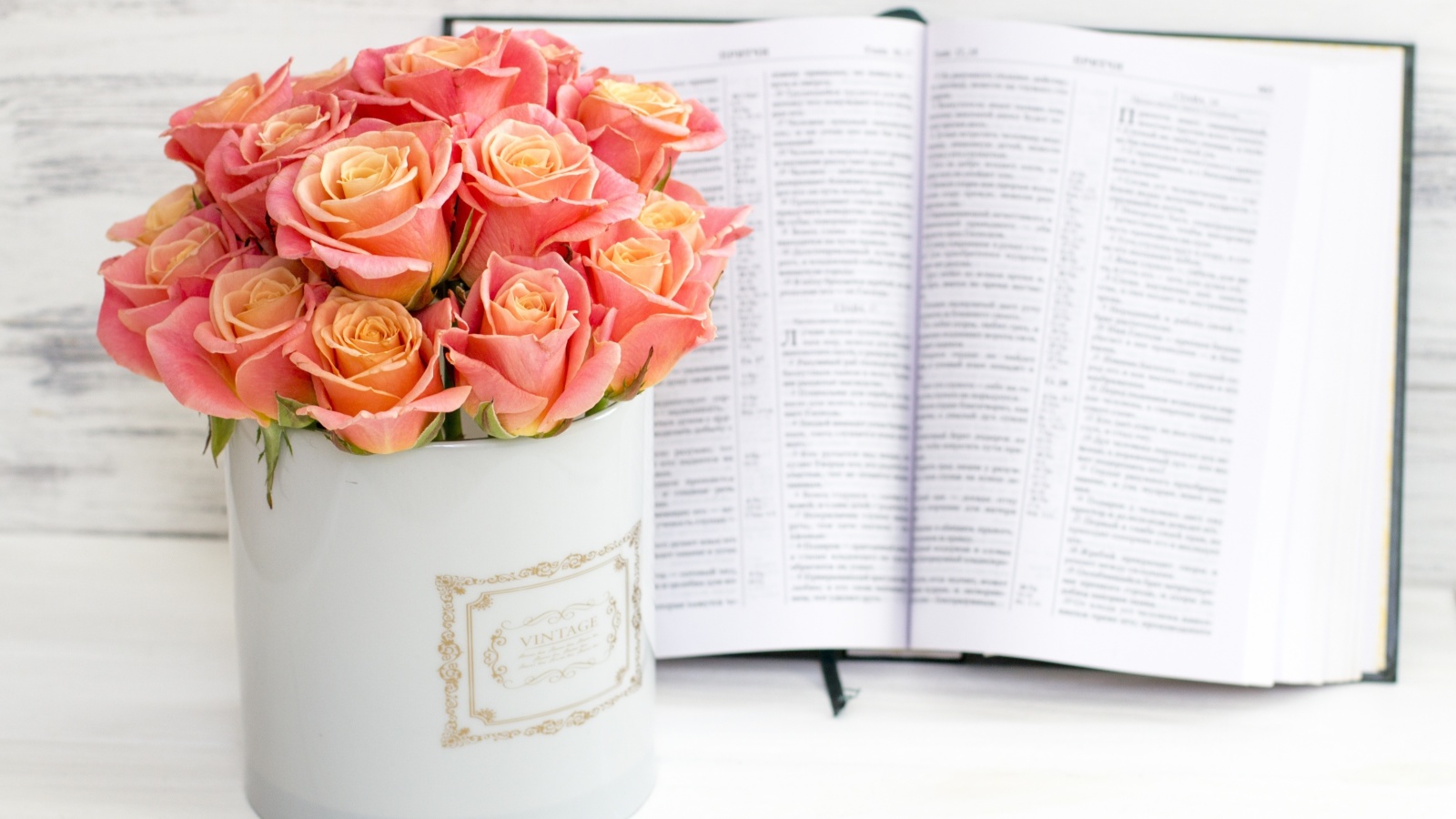 Roses and Book wallpaper 1600x900