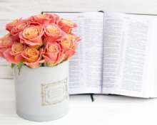 Das Roses and Book Wallpaper 220x176