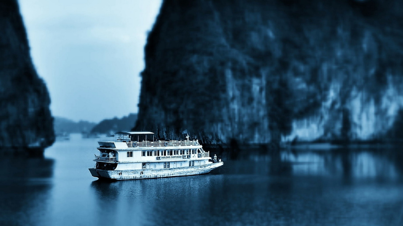 Ha Long Bay in Vietnam wallpaper 1366x768