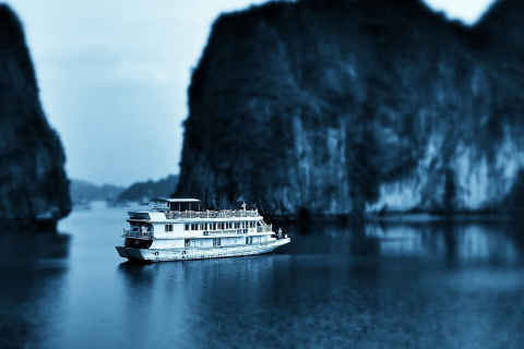 Обои Ha Long Bay in Vietnam 480x320