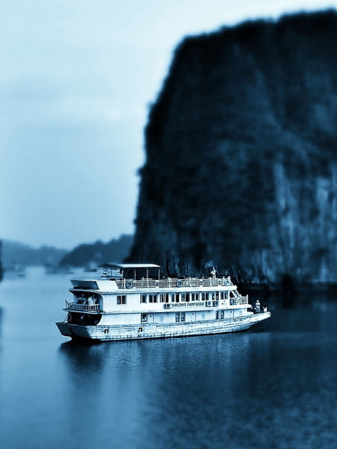 Обои Ha Long Bay in Vietnam 480x640