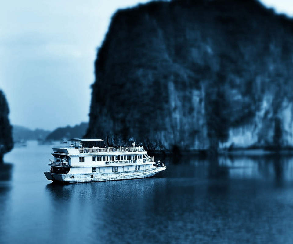 Обои Ha Long Bay in Vietnam 960x800