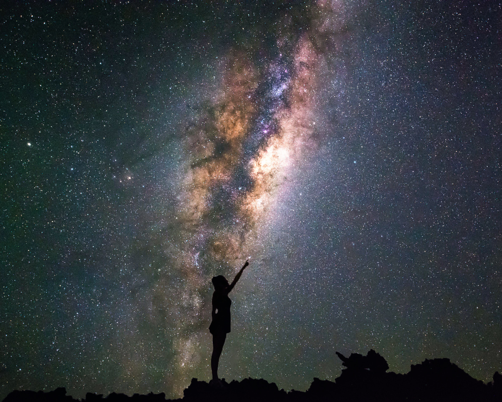 Girl silhouette on night sky background screenshot #1 1600x1280