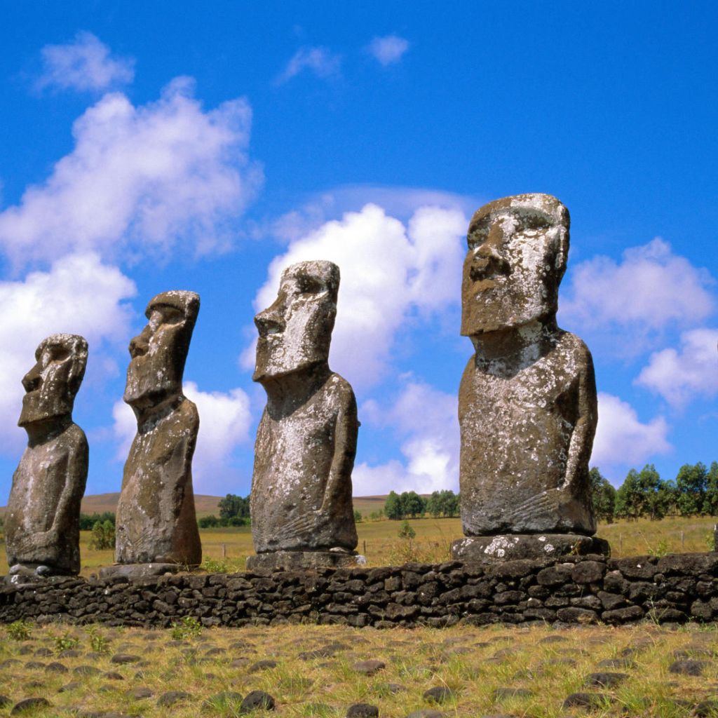 Das Easter Island Heads Wallpaper 1024x1024