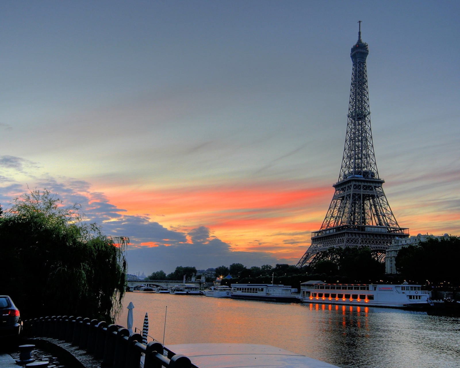 First Time In Paris wallpaper 1600x1280