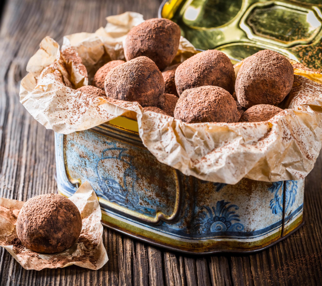 Sfondi Box with chocolate truffle candies 1080x960