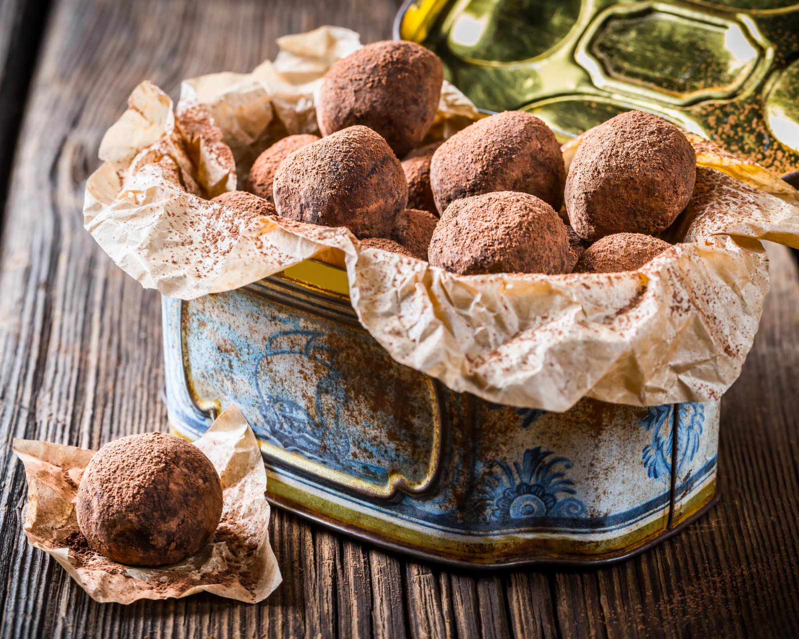 Sfondi Box with chocolate truffle candies 1600x1280