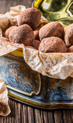Sfondi Box with chocolate truffle candies 240x400