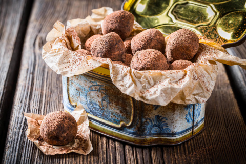 Sfondi Box with chocolate truffle candies 480x320