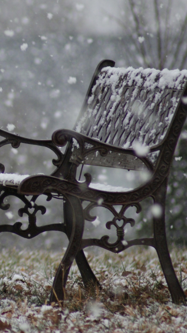 Snowy Bench screenshot #1 640x1136