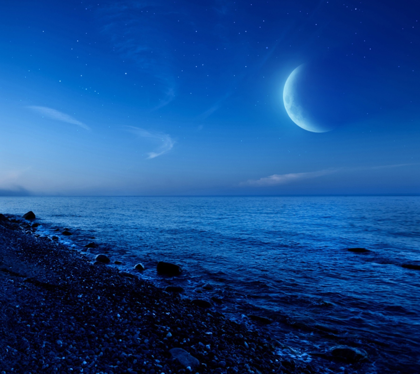 Fondo de pantalla Moon On Gravel Beach 1440x1280