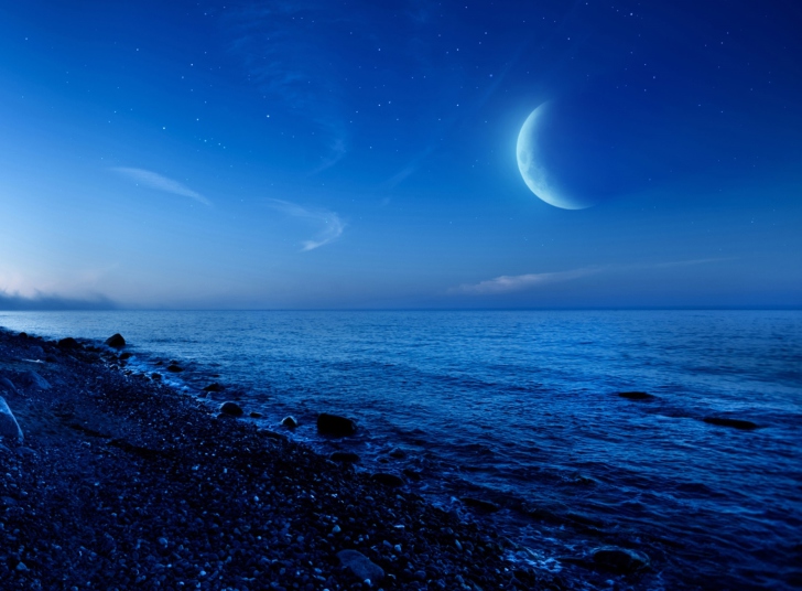 Das Moon On Gravel Beach Wallpaper