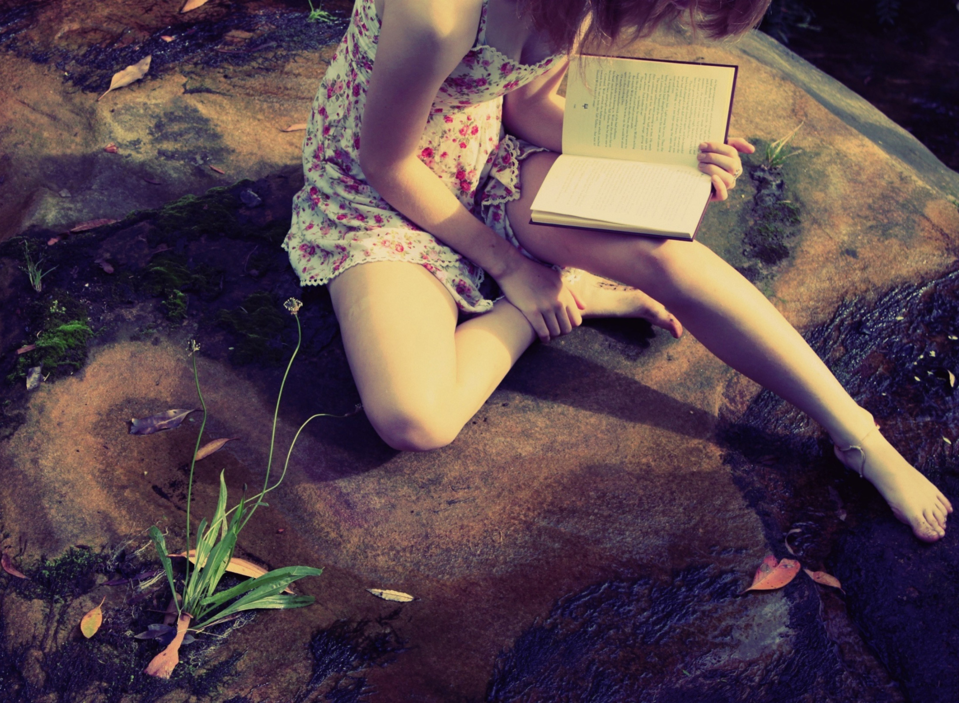 Girl Reading Book screenshot #1 1920x1408