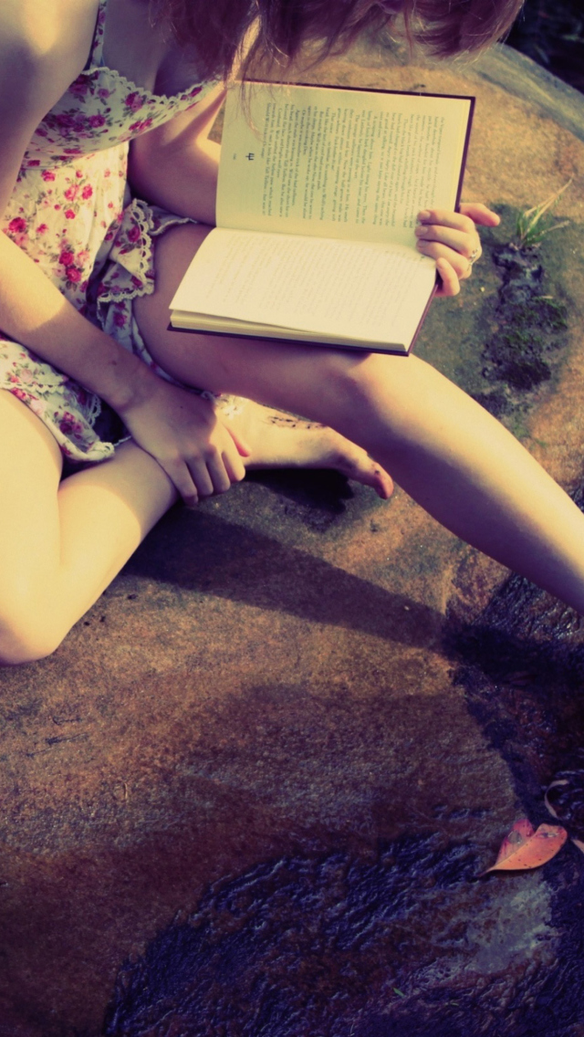 Girl Reading Book screenshot #1 640x1136