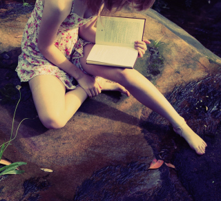 Girl Reading Book - Obrázkek zdarma pro 208x208