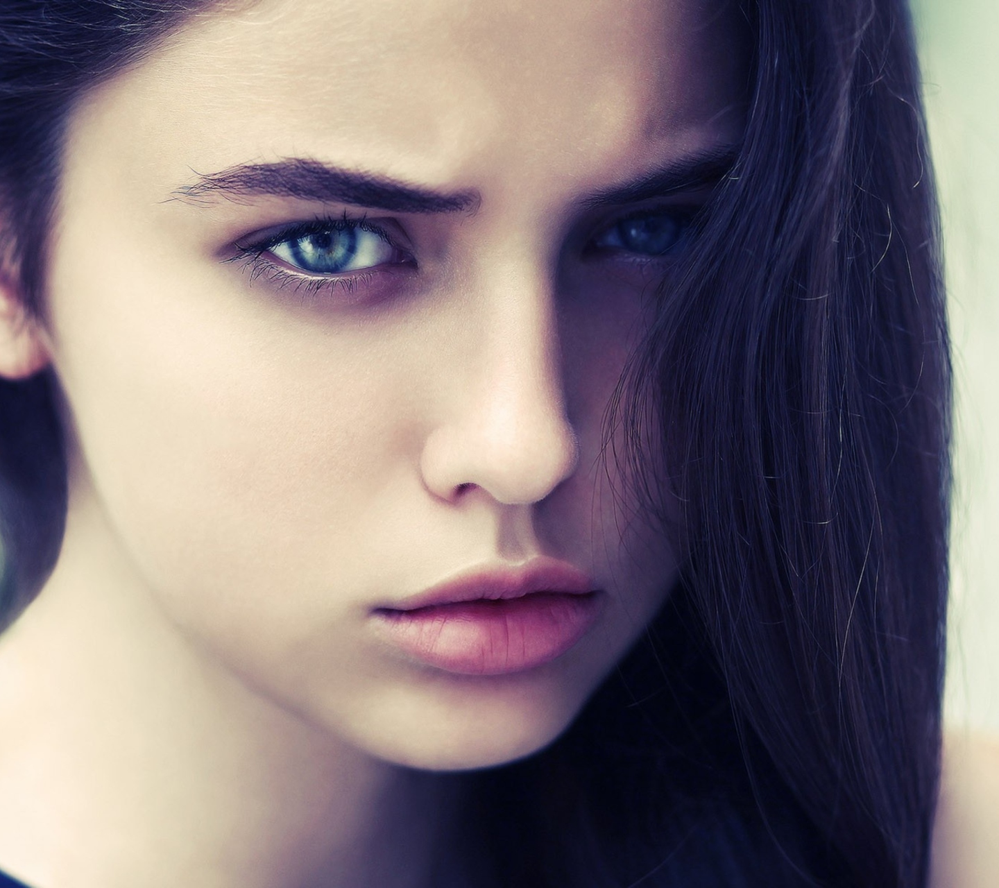 Screenshot №1 pro téma Brunette Girl With Blue Eyes 1440x1280