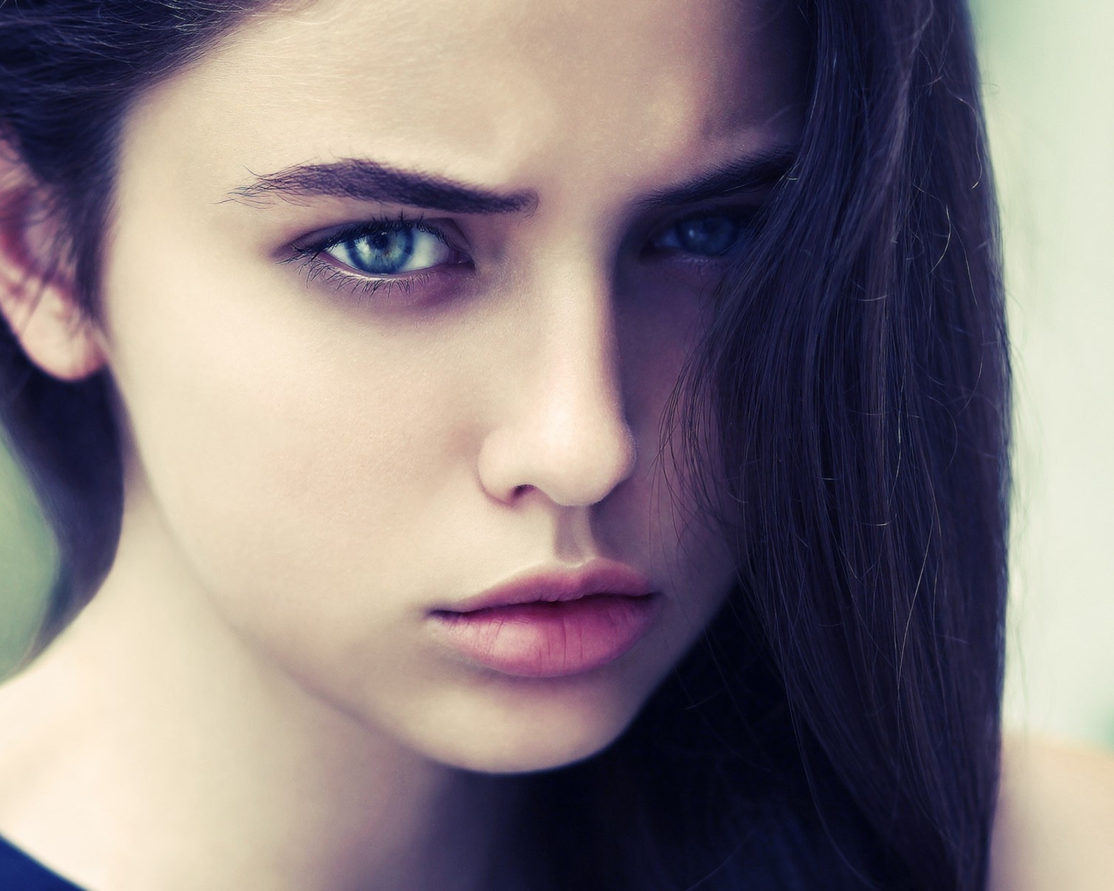 Brunette Girl With Blue Eyes screenshot #1 1600x1280