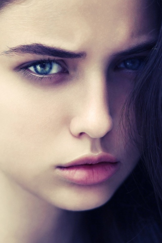 Brunette Girl With Blue Eyes screenshot #1 320x480