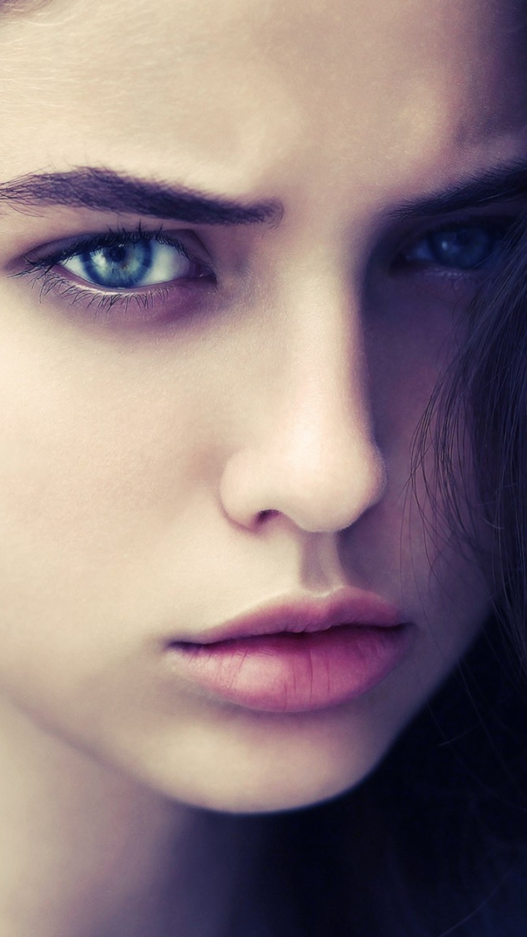 Brunette Girl With Blue Eyes screenshot #1 750x1334
