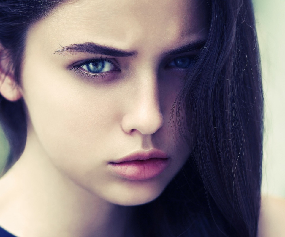 Обои Brunette Girl With Blue Eyes 960x800