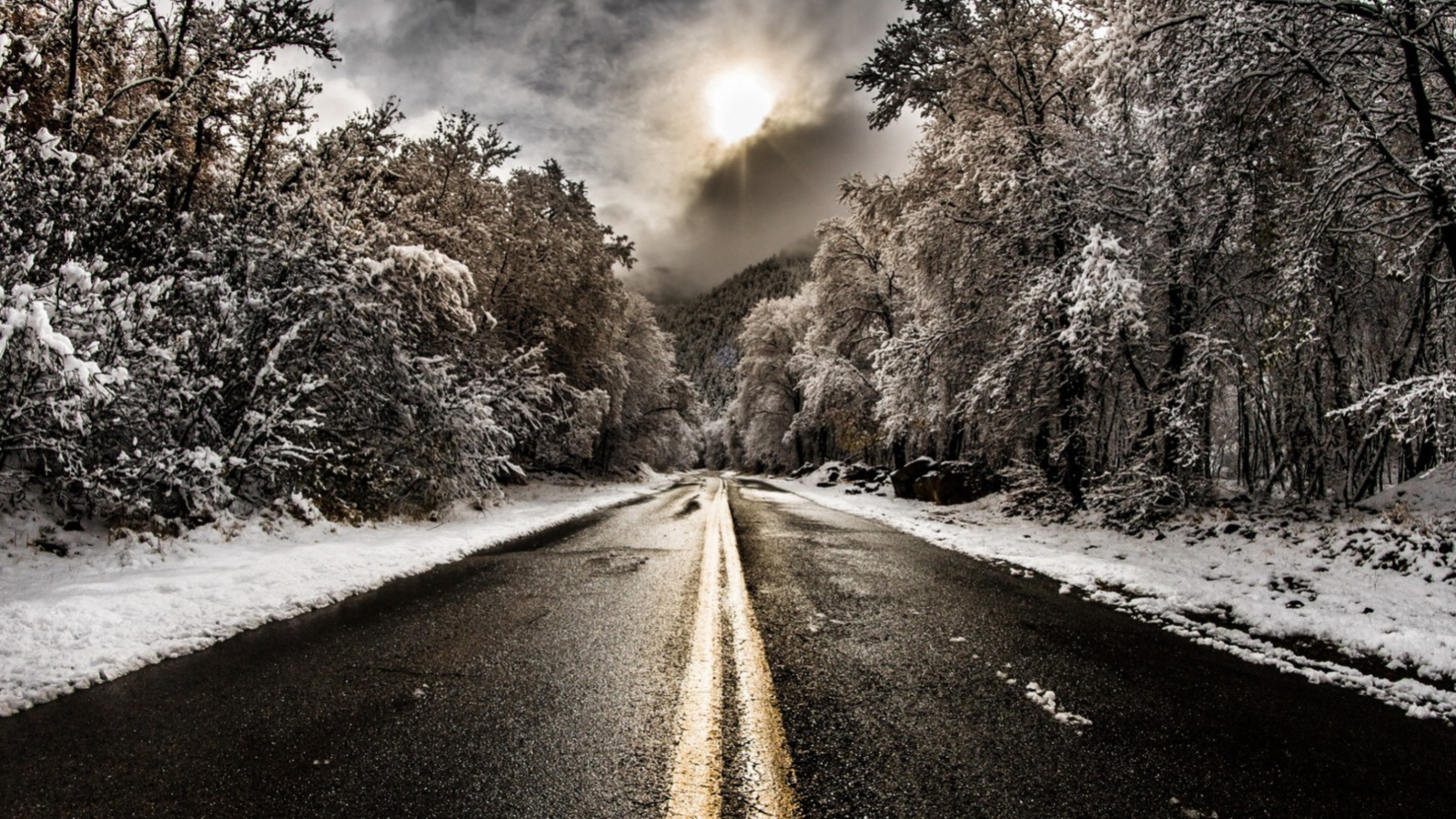 Sfondi Pale Winter Road 1600x900