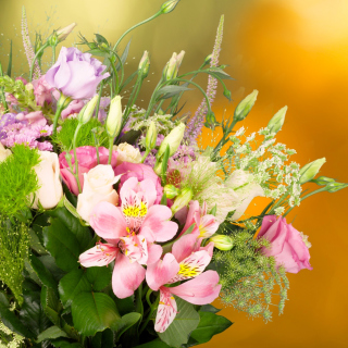 Kostenloses Bouquet of iris flowers Wallpaper für iPad 3
