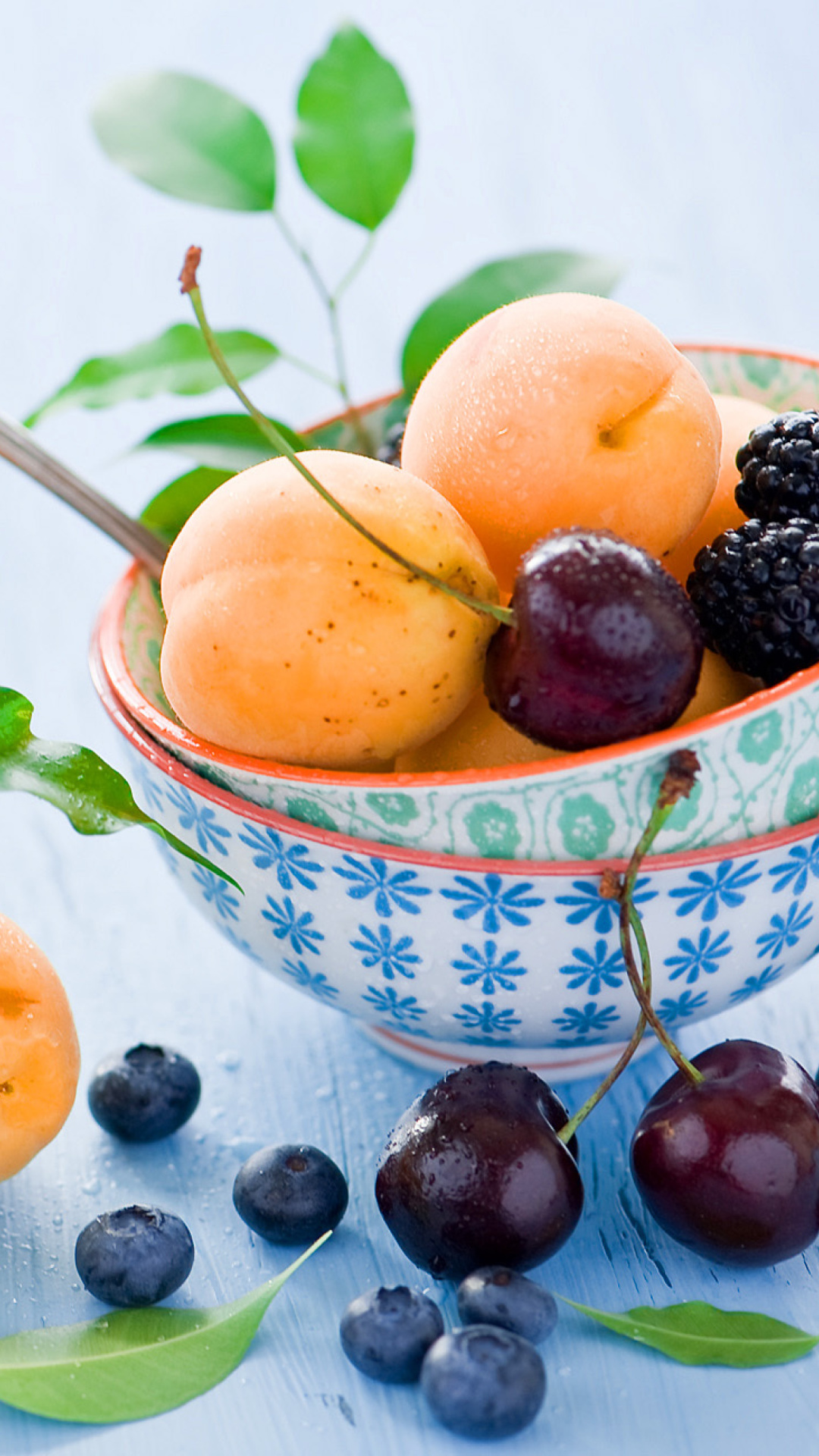 Sfondi Apricots, cherries and blackberries 1080x1920