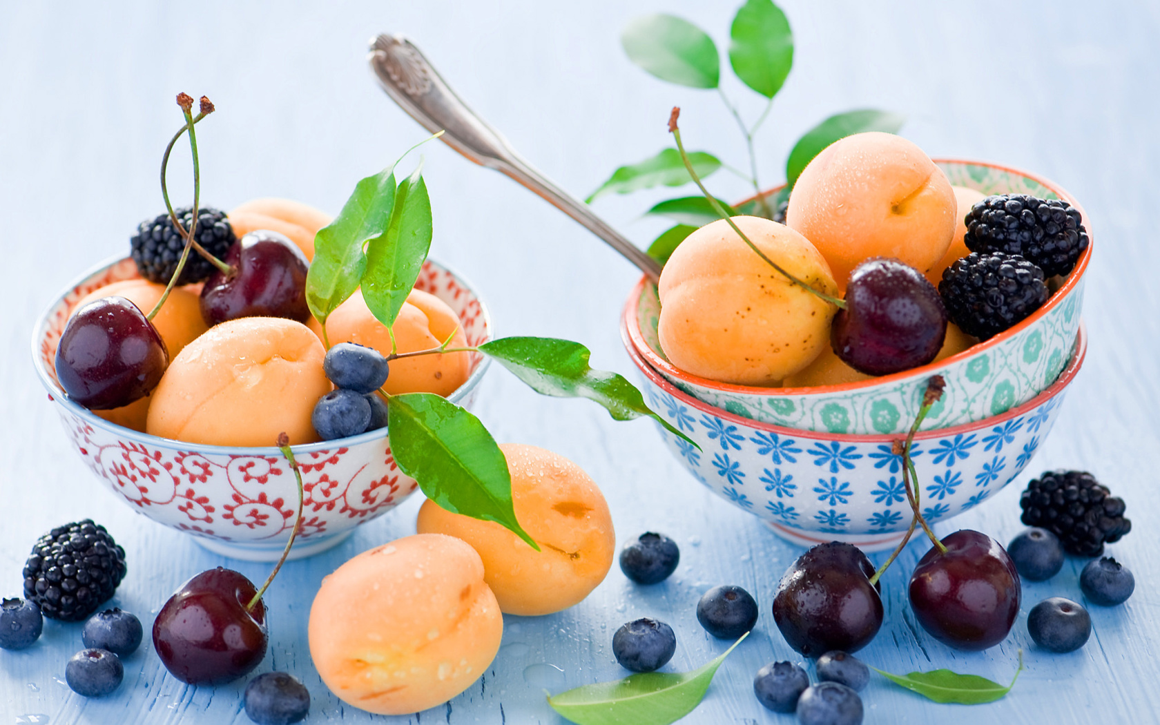 Fondo de pantalla Apricots, cherries and blackberries 1680x1050