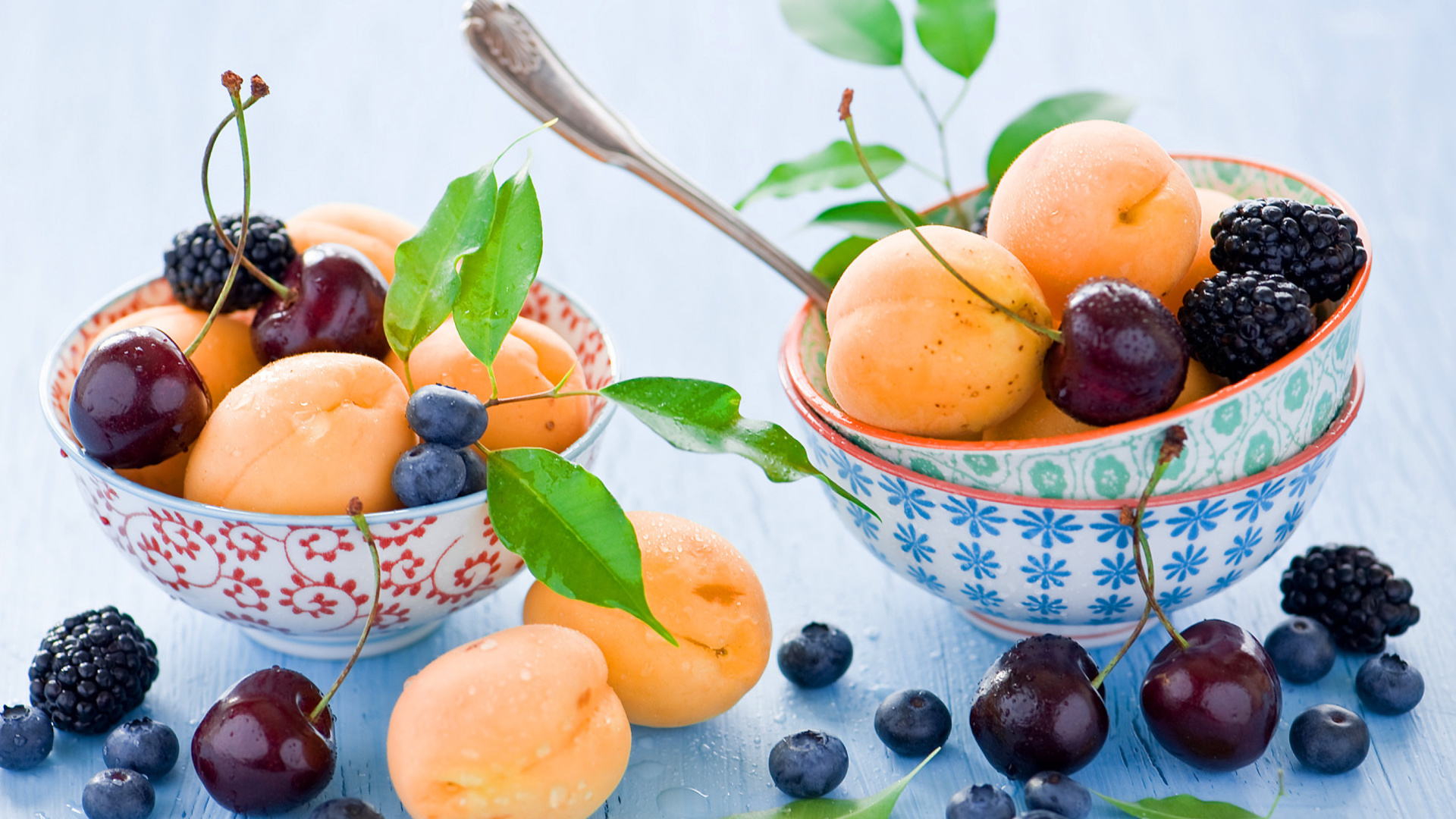 Sfondi Apricots, cherries and blackberries 1920x1080