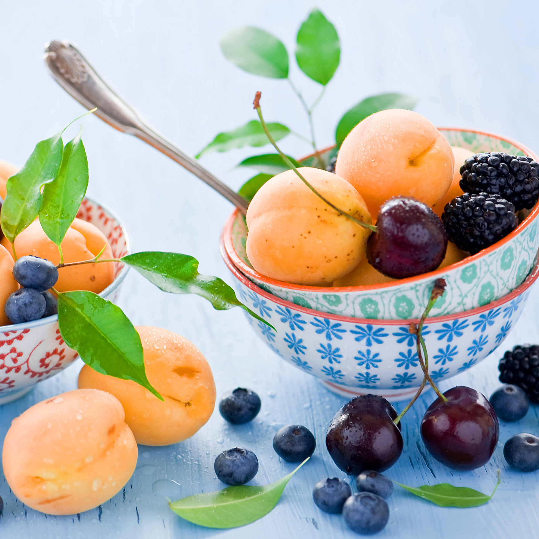 Sfondi Apricots, cherries and blackberries 2048x2048